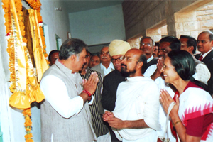 His highness former ruler of Jodhpur Maharaja Gaj Singh & famous Jain saint Lalit Prabh Sagar inaugurating hostel block.     