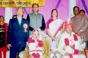 Smt. Sushila Bohra , Chairperson & Mr. Basant Kumar Shah , Secretary , Netraheen Vikas Sansthan with Hon. Chief Minister Shri Ashok Gehlot on occasion of marriage of blind student.