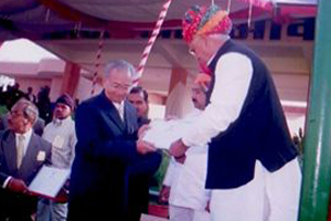 Mr. Basant Kumar Shah , Secretary , Blind School getting Award for commendable work for blind from Shri Ramnarayan Dudi, Revenue Minister,Govt. of Rajasthan on Republic day (26th Jan.2005)