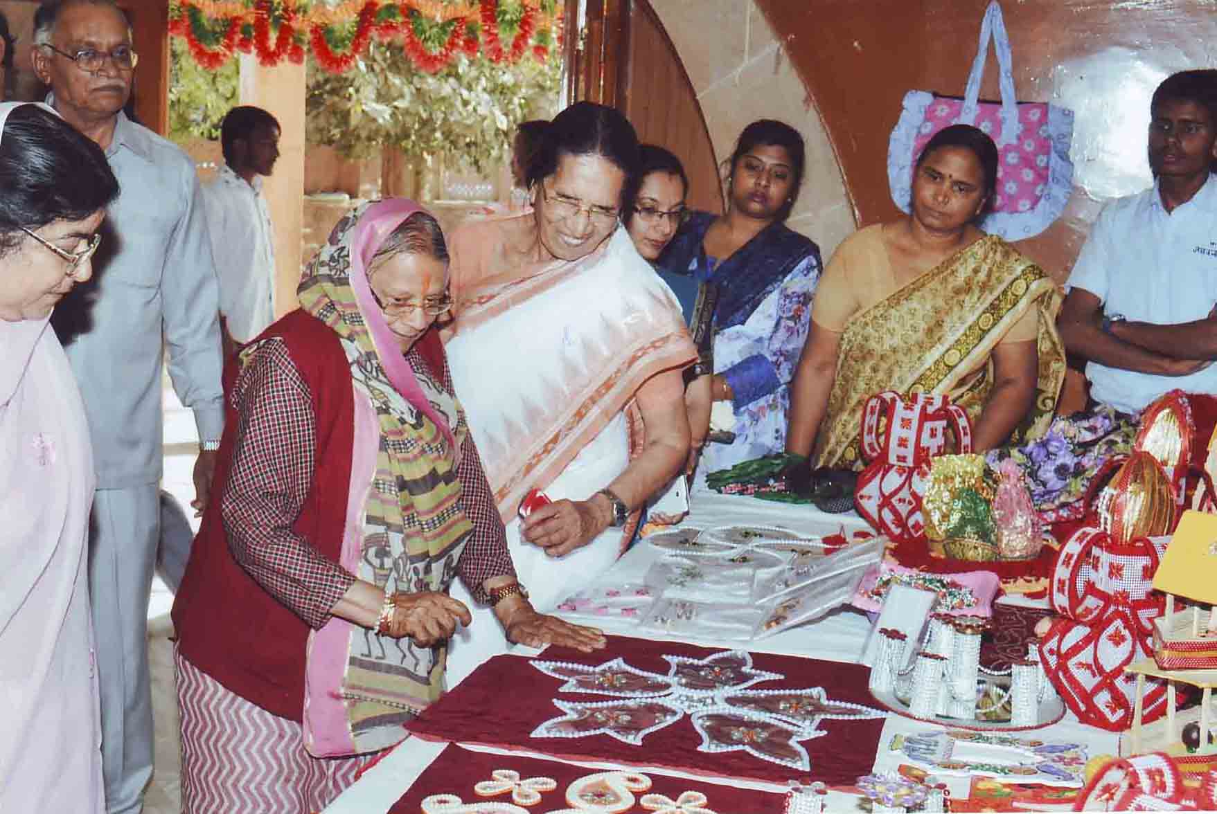 Smt. SuryaKanta Vyas, Smt Sushila Bohra and Sarda family appriciating the Craft items made by the Deaf-Mute students of our school