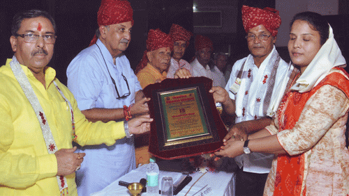 Bhamasha Kum. Sunita Mohta honered on the occasion of 40th Anniversary of Netraheen Vikas sansthan