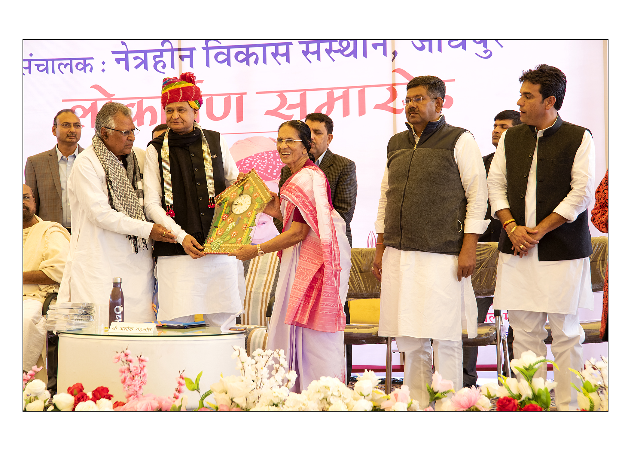 Chairperson Mrs. Sushila Bohra facilitating Honorable Chief Minister Shri Ashok Gehlot by Hand Craft Watch made by dumb and deaf students 